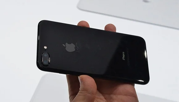Apple, Simsiyah iPhone 7 Konusunda Uyardı!
