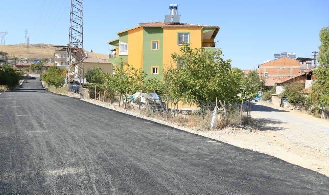 Hanımınçiftliği Mahallesi Cihanbey mevkiinde bulunan 4 sokakta sıcak asfalt çalışması yapıldı.