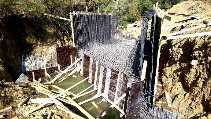 Menfez ve taş duvar işleri de yapıyor.