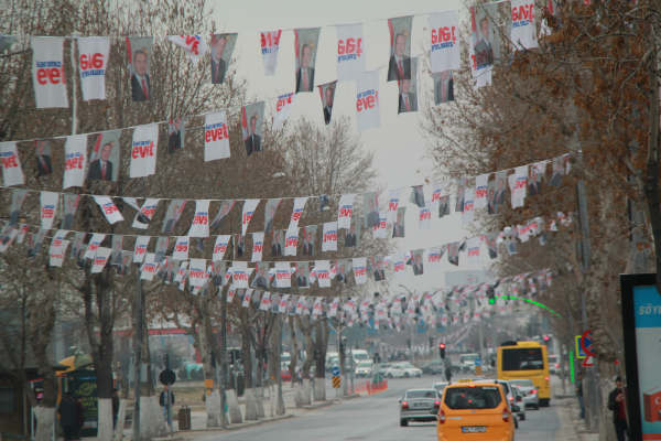 Veli Ağbaba, AKP’li belediyelerin referandum sürecinde taraf olduklarını, kamu kaynaklarının ‘Evet’ için harcandıklarını,yapılanların 298 sayılı kanuna açıkça aykırı olduğunu belirtti.