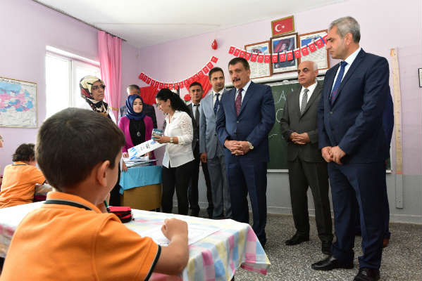 Gürkan Hanımınçiftliği İlkokulu’nda düzenlenen programda, öğrenciler, öğretmenler ve velilerle bir araya geldi.