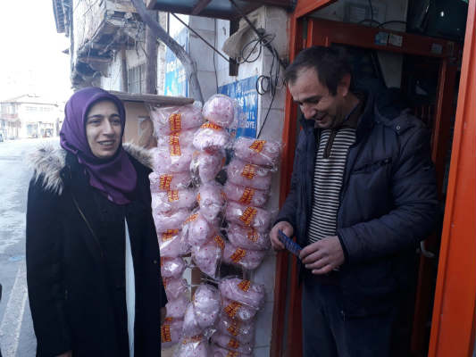 Vatandaşlardan bir kadın aday olarak mahalleye hizmet getirme imkanı vermelerini isteyen Akkurt, dua ve destek istedi.