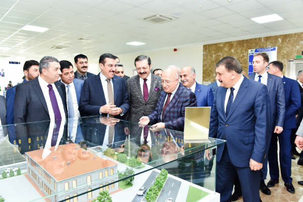 Hisarcıklıoğlu, Malatya’ya yeni bir okul yapacaklarının müjdesini verdi.