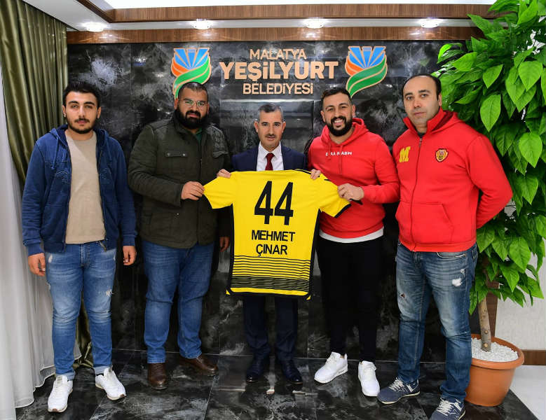 Malatyaspor Derebeyleri 44 numaralı Malatyaspor forması hediye ettiler.