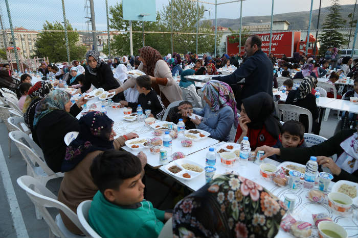 Battalgazi Belediye Başkanı Osman Güder, Şehit Fevzi ve Beylerbaşı Mahallesi sakinleri ile iftarda bir araya geldi