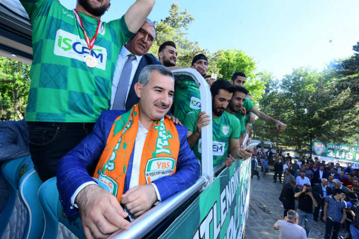 Yeşilyurt Belediyespor, şampiyonluk kupasını görkemli bir törenle teslim aldı.