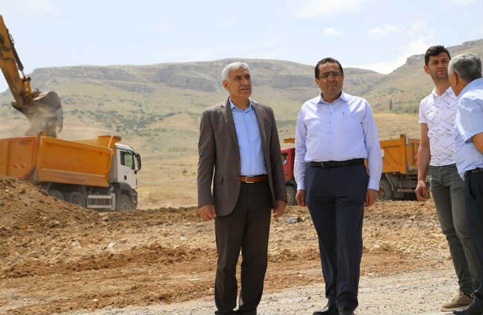 Güder, Çamurlu Mahallesi’nde yeni imar yolu açma çalışmalarını yerinde inceledi.