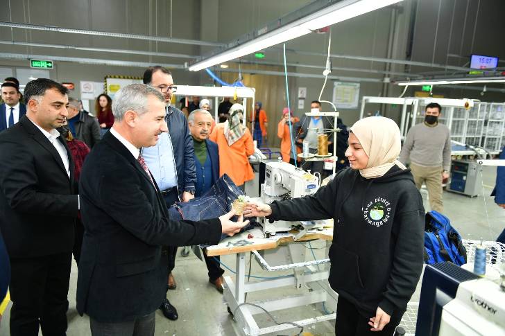 Emekçi, Özverili Ve Fedakâr Kadınlarımız, Başımızın Tâcıdır