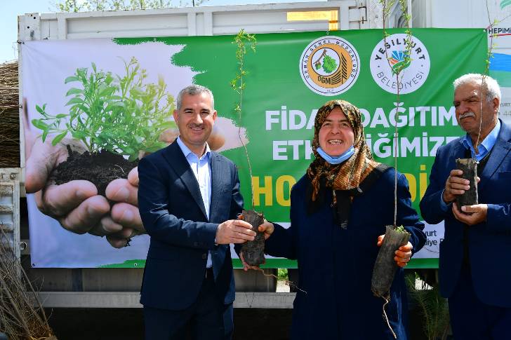 Yeşilyurt Belediye Başkanı Mehmet Çınar, 60 bin adet meyve fidanını çiftçilerimizle buluşturduk