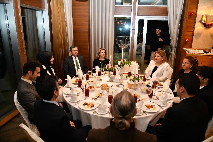 “24 Kasım Öğretmenler Günü” münasebetiyle İl Milli Eğitim Müdürlüğü tarafından öğretmenler onuruna yemek programı düzenlendi.