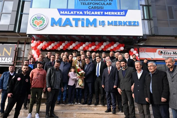 Matim İş Merkezi Telefoncu ve Elektronikçi esnaflara düzenlenen törenle dükkânları teslim etti.