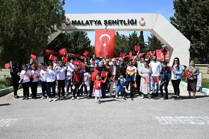 Battalgazi Belediyesi Engelsiz Yaşam Merkezi öğrencileri Şehitler Haftası dolayısıyla şehitliği ziyaret etti.