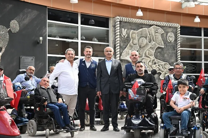 Malatya’da engelli depremzedelere akülü tekerlekli sandalye dağıtıldı