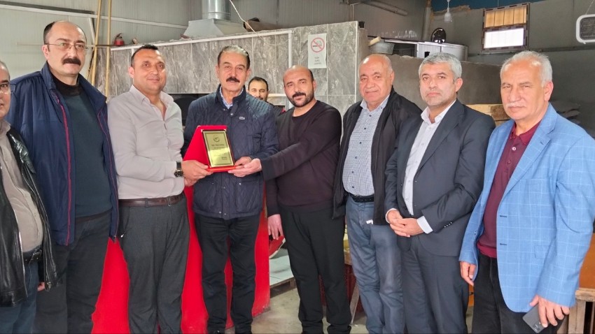 Malatya’da Bir Dürüstlük Abidesi: Milyonluk Yardımı Reddeden Fırıncı Esnafına Vefa Plaketi